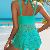 Tankini de color sólido con encaje cosido