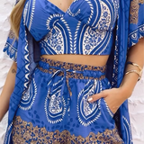 Elegante traje de baño de tres piezas con estampado de cachemira