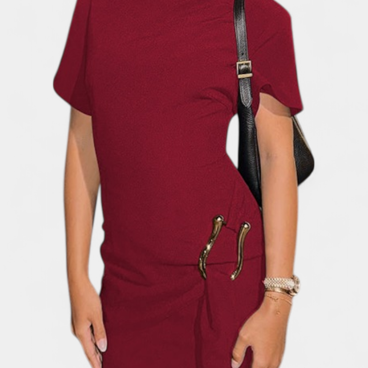 Coraline Vestido Mini con Cintura Drapeada y Hebilla Dorada